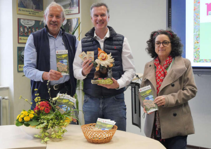 Gartenamtsleiter André Jankwitz, Bürgermeister Michael Maas und Projektleiterin Birgit Deutschmann (von links). (Foto: Stadtverwaltung Pirmasens, Lina Klug)