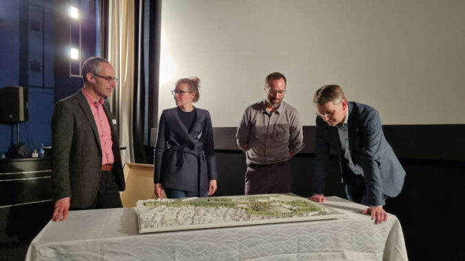 Tobias Dreher und Anne Pieper, Geschäftsführer der Landesgartenschau 2027 Neustadt an der Weinstraße gGmbH; Felix Schwarz, Geschäftsführer des Planungsbüros Loidl, Berlin; Bernhard Adams, Beigeordneter der Stadt Neustadt an der Weinstraße (Foto: LGS 2027)