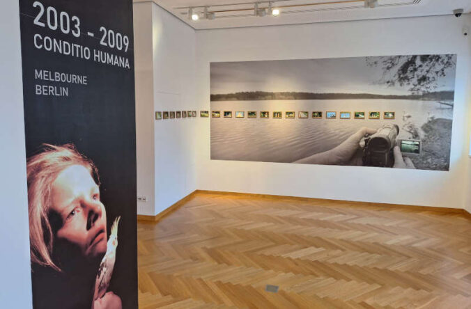Impression „Boris Eldagsen – Zurück in die Zukunft: Retrospektive 1988-2023“ im Forum ALTE POST in Pirmasens (Quelle: Stadt Pirmasens, Fotograf: Maximilian Zwick)