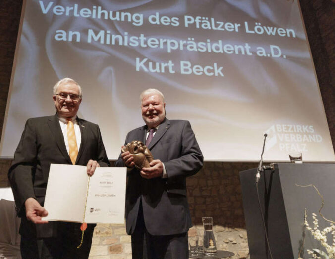 Ehrung mit dem Pfälzer Löwen (von links): Bezirkstagsvorsitzender Theo Wieder und Kurt Beck (Foto: Reiner Voß / view)