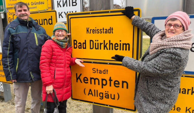 Beschilderung im Fernweh-Park (Die Initiatoren aus Kempten (Allgäu) für die Beschilderung im Fernweh-Park: v.l.n.r. Georg Peter, Erika Beer und Birgit Ott)