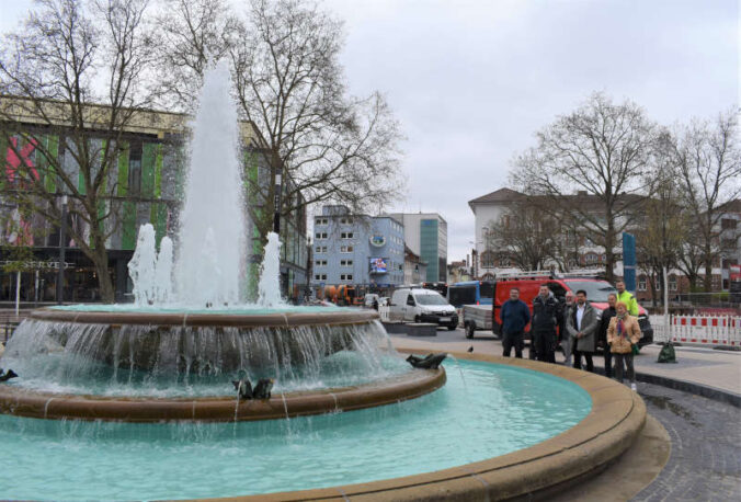 Beigeordneter Manuel Steinbrenner eröffnet die Brunnensaison am Fackelbrunnen. (Foto: Stadt Kaiserslautern)