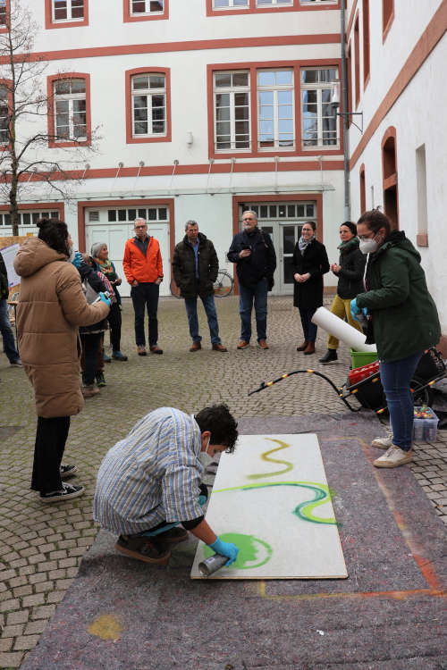 Beigeordnete Lena Dürphold (3.v.r.), Stadtjugendpfleger Arno Schönhöfer (4.v.r.) und das Team der Gartenwerkstatt eröffneten die Ausstellung auf dem Thomas-Nast-Platz gemeinsam mit Partnerinnen und Partnern des Projekts sowie Teilnehmerinnen und Teilnehmern. (Quelle: Stadt Landau)