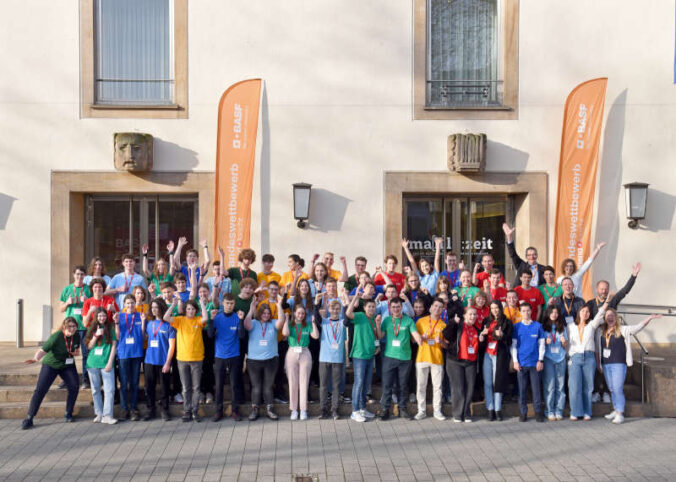 Gruppenfoto der Teilnehmerinnen und Teilnehmer und des Organisationsteams des 59. Landeswettbewerbs „Jugend forscht“ Rheinland-Pfalz vor dem BASF Feierabendhaus (BASF/Marcus Schwetasch)