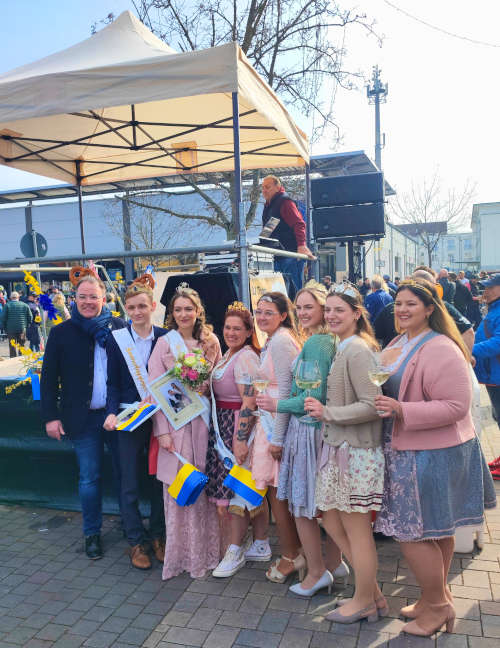 Bürgermeister Tobias Meyer zusammen mit dem frisch gekrönten Sommertagspaar Nico Götz und Hana Halavac und weiteren Hoheiten aus der Region. (Foto: Gemeindeverwaltung Haßloch)