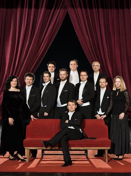 Jakub Černohorský (in der Mitte sitzend) leitet seit 2005 das Janáček Chamber Orchestra. (Quelle: Dita Pepe)