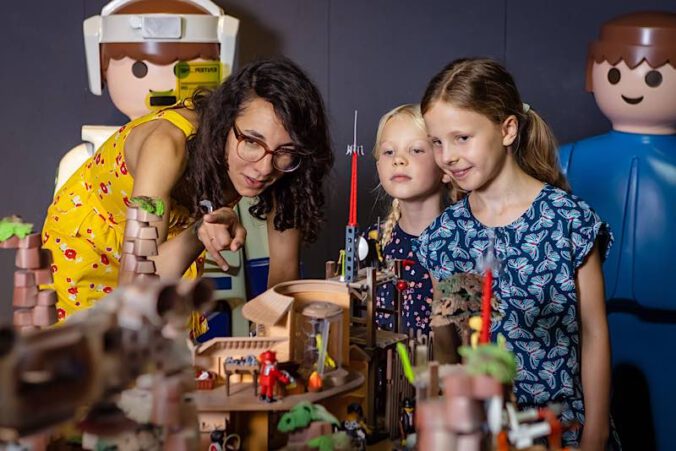 Besucherinnen in der PLAYMOBIL-Ausstellung. (Bildnachweis: Historisches Museum der Pfalz, Foto: Julia Paul)