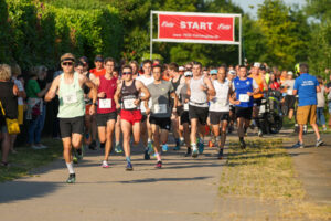 Start der 10km- und Halbmarathon-Läufer beim Gäulauf 2023 (Foto: Holger Knecht)