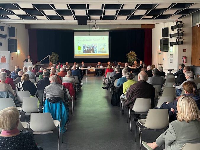 Mitgliederversammlung des Dombauvereins 2024, am Podium der Vorsitzende Gottfried Jung (Quelle: Domkapitel Speyer, Foto: Friederike Walter)