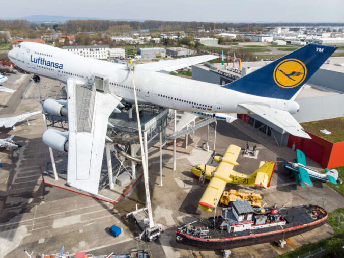 Parallel dazu geht es für die Werkstattmitarbeiter in Speyer in luftige 30 Meter Höhe, um die Boeing 747 sauber zu bekommen. (Quelle TMSNH)