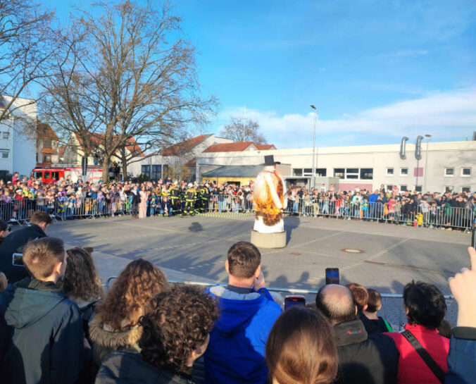 Die symbolische Verbrennung des Winters wurde im Anschluss an den Umzug ausgiebig auf dem Jahnplatz gefeiert. (Foto: Gemeindeverwaltung Haßloch)
