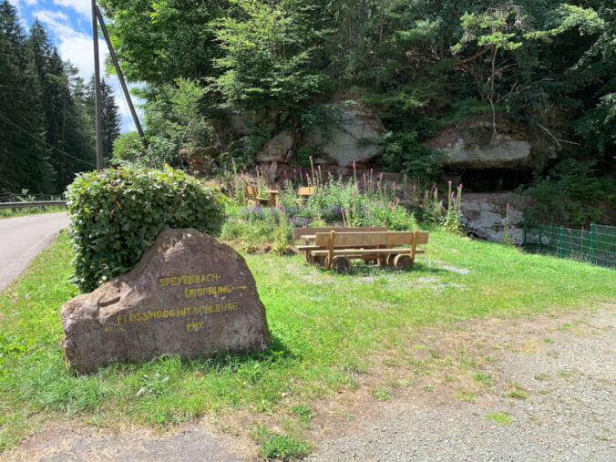 Picknickstelle an der Speyerbachquelle (Foto: Heike Zinsmeister)