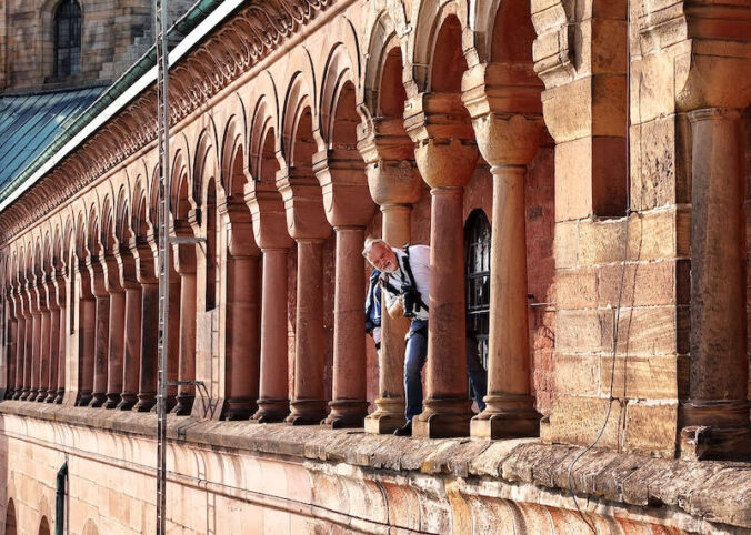 Horst Hamann fotografiert auf der Zwerggalerie des Doms (Foto: Mateo Hamann)