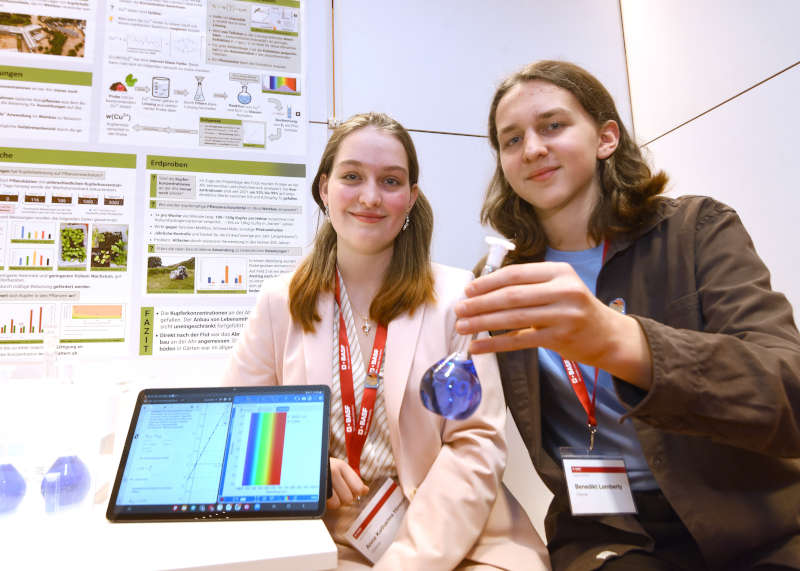 Landessieger Chemie: Bendikt Lamberty und Anna Katharina Hinson: „Untersuchung der Schwermetallbelastung nach der Flut im Ahrtal“, (Peter-Joerres-Gymnasium Ahrweiler, Bad Neuenahr-Ahrweiler) (Foto: Marcus Schwetasch)