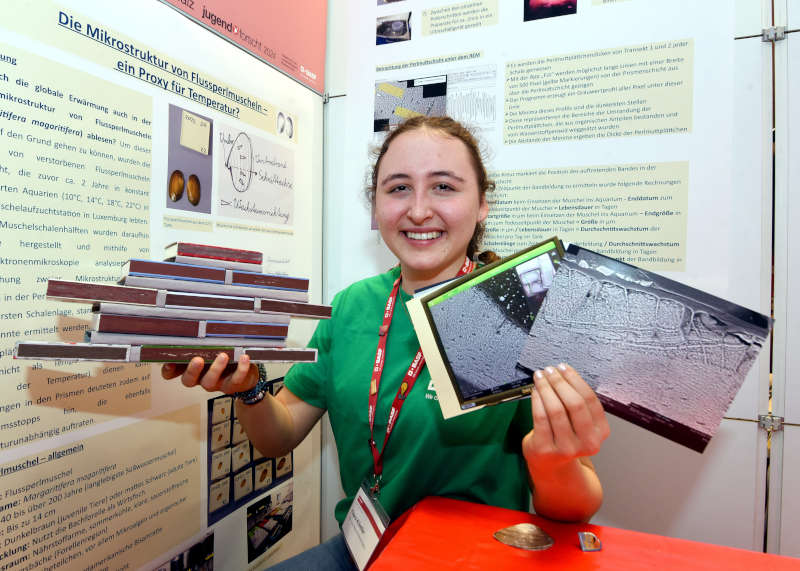 Landessiegerin Geo- und Raumwissenschaften: Clara Köstler: „Die Mikrostruktur der Flussperlmuschel – ein Proxy für Temperatur?“, (Maria Ward-Schule, Mainz) (Foto: Marcus Schwetasch)