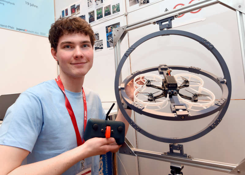 Landessieger Technik: Benjamin Meixner: „Drohne Marke Eigenbau“, (Fraunhofer Institut für Hochfrequenzphysik und Radartechnik, Wachtberg-Berkum) (Foto: Marcus Schwetasch)