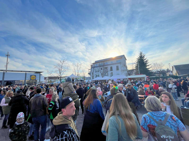  Bei bestem Wetter wurden die Feierlichkeiten auf dem Jahnplatz fortgesetzt. (Foto: Gemeindeverwaltung Haßloch)