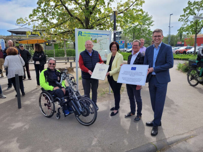 v.l.: Robert Fath, ehrenamtlicher Beauftragter für Menschen mit Handicap der Gemeinde Haßloch, Landrat Hans-Ulrich Ihlenfeld, Staatssekretärin Petra Dick-Walther, Verbandsbürgermeister Peter Lubenau und Bernhard Adams, Beigeordneter der Stadt Neustadt. (Foto: Kreisverwaltung Bad Dürkheim)