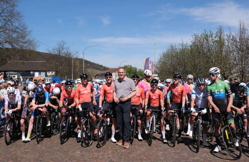 Kurz vorm Start: Landrat Dietmar Seefeldt (Mitte) mit dem Team Bike Aid Südliche Weinstrasse (mit Trikots in Orange). (Foto: KV SÜW)
