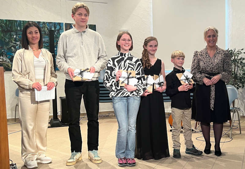 v.l.: Julia Dellweg-Peifer, Ingmar Beck, Nina Laskus, Leah Reimer, Milo Reimer, Landrätin Dr. Susanne Ganster (Foto: KVHS Südwestpfalz)