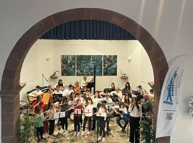 Das Konzert, bei dem Landrätin Dr. Susanne erfolgreiche Teilnehmerinnen und Teilnehmer des Wettbewerbs Jugend musiziert auszeichnete, war sehr gut besucht. (Foto: KVHS Südwestpfalz)