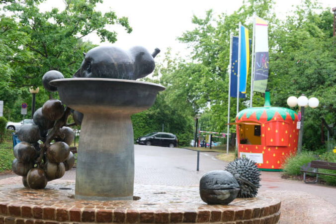 Der „Früchte-Brunnen“ vor dem Kreishaus in Landau. (Foto: KV SÜW)