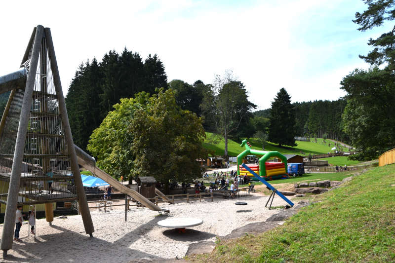 Zum Muttertag am Sonntag wird im Wild- und Wanderpark in Silz eine Hüpfburg aufgebaut. (Foto: WWP)