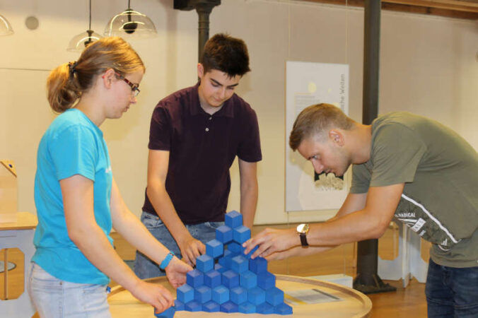 Impression der neuen Sonderausstellung „Kein Ende in Sicht – Unendlichkeit zum Anfassen“ (Konzeption, Entwicklung und Bau der Exponate: Mathematikum) im Dynamikum Science Center Pirmasens (Foto: Mathematikum)