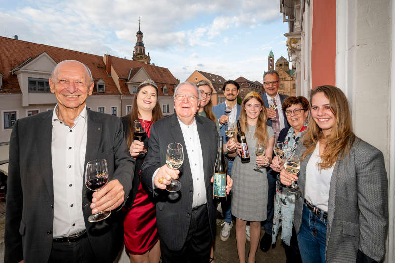 Vereinsvorsitzender Dr. Gottfried Jung, Pfälzische Weinprinzessin Laura Götze, Weihbischof Otto Georgens, die Pfälzische Weinprinzessin Hanna Spies, Kellermeister Christian Anselmann vom Weingut Anselmann, die Pfälzische Weinkönigin Charlotte Weihl, Geschäftsführer Winzerverein Steven Kärgel, BM Speyer Monika Kabs und die Auszubildende Weintechnologin der Winzergenossenschaft Susanne Meier (Quelle: Dombauverein Speyer / Foto: Klaus Venus)