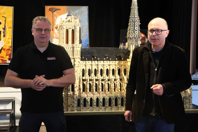 Oberbürgermeister Dominik Geißler (r.) und Lauter Steine-Vorsitzender Martin Schild bei der offiziellen Eröffnung der LEGO®-Ausstellung im Alten Kaufhaus in Landau. (Quelle: Stadt Landau)