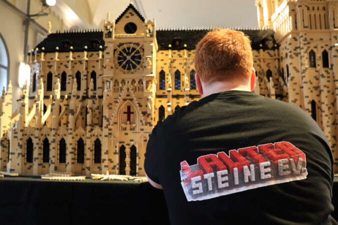 In Landau waren zahlreiche LEGO®-Bauwerke der Lauter Steine-Mitglieder ausgestellt, hier Notre Dame. (Quelle: Stadt Landau)