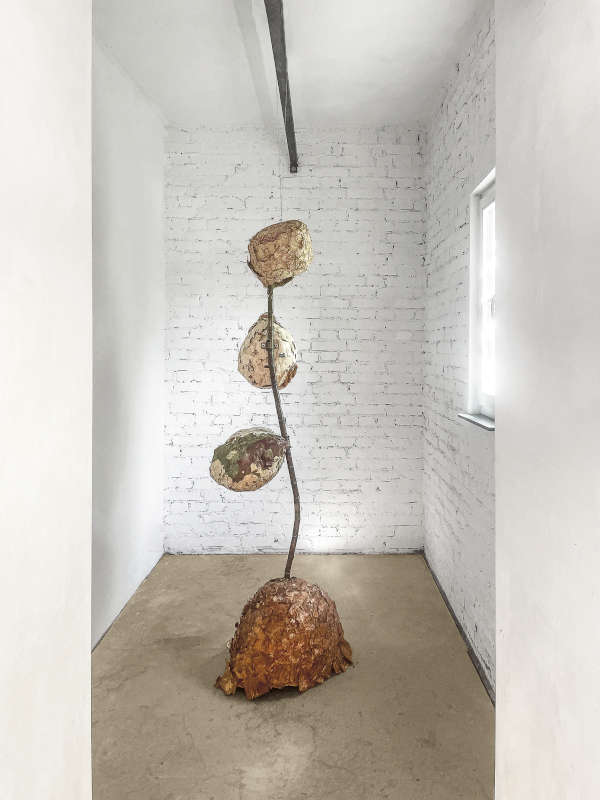 Cynthia Wijono, Nest III, 2022, Karton, Metallstange, Draht, selbstgeschöpftes Papier, Blätter, Rinde, Tannennadeln, Schellack, Müll, Ausstellungsansicht, © Cynthia Wijono