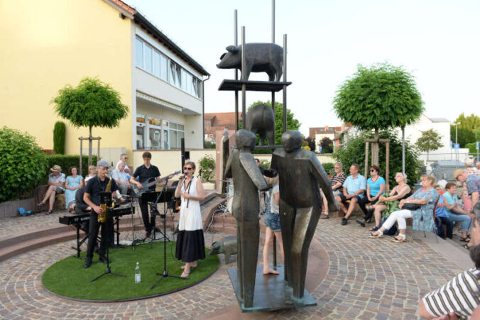 Die Band „A little bit of …?“ bei der Fete 2023 am Saubrunnen (Foto: Stadt Kandel)