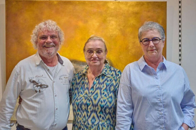 Vorstand mit Gildemeisterin Gabriele Wentz-Eberle (rechts) Mitte: Petra Weiner-Jansen, links Vizepräsident Christian Paulus (Foto: Südpfälzische Kunstgilde)