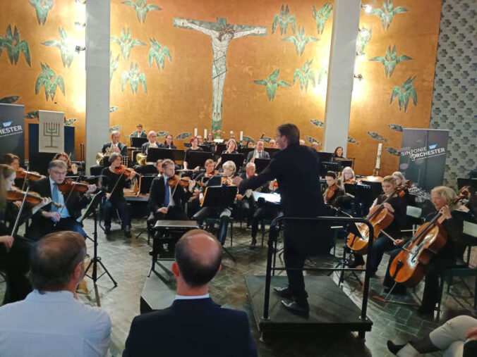 Das SAP Sinfonieorchester in der Friedenskirche (Foto: Förderverein Hospiz)