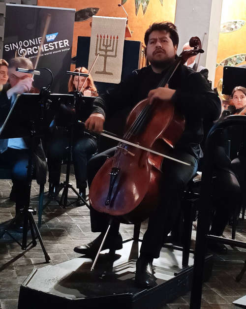 Der Solist Johann Aparicio Bohórquez am Violoncello (Foto: Förderverein Hospiz)