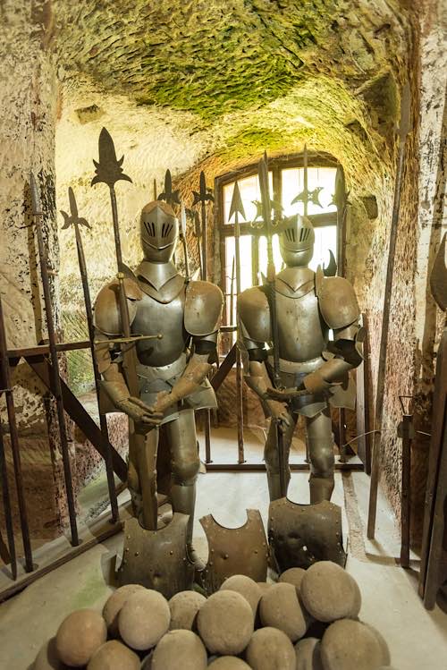 Ritterausrüstung auf der Burg Berwartstein (Foto: Dominik Ketz / Rheinland-Pfalz Tourismus GmbH)