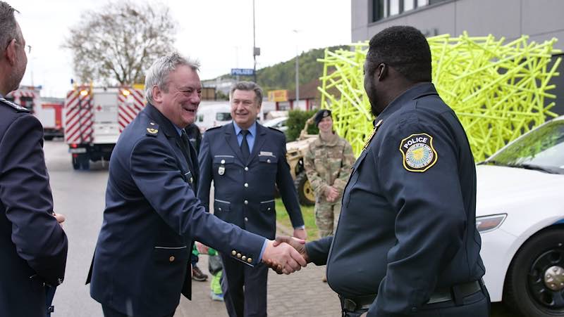 Der Behördenleiter des Polizeipräsidiums Westpfalz, Hans Kästner, begrüßt die US-amerikanischen Partner. (Foto: Polizei RLP)