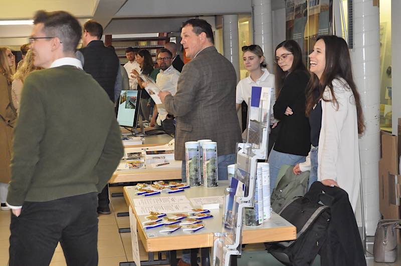 Die zahlreichen Infostände fanden 2023 viel Zuspruch beim Tag des offenen Campus. (Foto: HSKL)