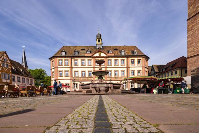 Fußwegeleitsystem in Neustadt an der Weinstraße (Foto: Heimatlichter GmbH / Pfalz Touristik e.V. (CC BY 4.0, https://creativecommons.org/licenses/by/4.0))