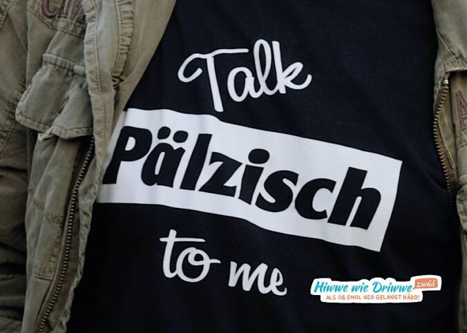 Ein T-Shirt aus den USA mit der Aufschrift „Talk Pälzisch to me“, also „Sprich Pälzisch mit mir“. (Foto: Hiwwe wie driwwe/Benjamin Wagener)