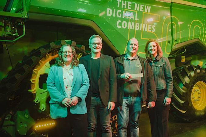 Deanna Kovar (Europachefin John Deere), Daniel Metz (Werksleiter), Bernhard Krippleben (John Deere Mitarbeiter seit 45 Jahren), Tamara Hedgren (Vice President Fertigung Traktoren und Erntemaschinen) (Foto: John Deere)