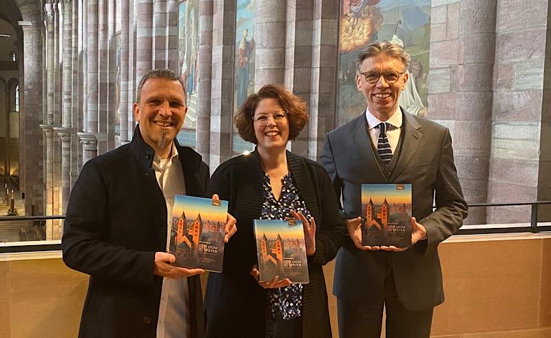 Der Buchautor Peter Schappert, Friederike Walter, Leiterin des Kulturmanagements beim Domkapitel sowie Marco Fraleoni, Leiter des Pilgerverlags. (Foto: Pilgerverlag)