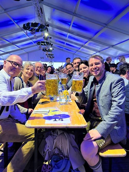 Oberbürgermeister Dominik Geißler (vorne links) mit Ehefrau Lucile Thoyer (zweite von links) und Bürgermeister Matthias Kohlmayer (vorne rechts) von der Partnerstadt Landau an der Isar beim Bier- und Partnerschaftsfest. (Quelle: Stadt Landau)