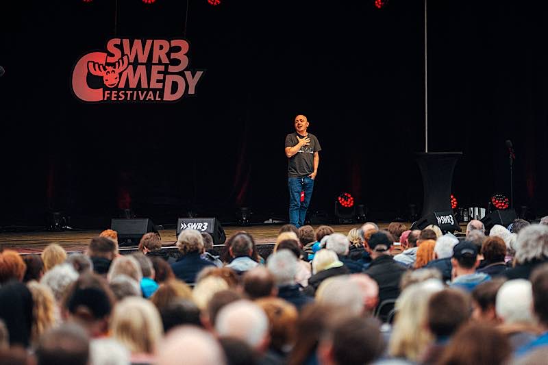 Bernhard Hoëcker beim „SWR3 Comedy Festival“ 2024. © SWR3/Adrian Walter