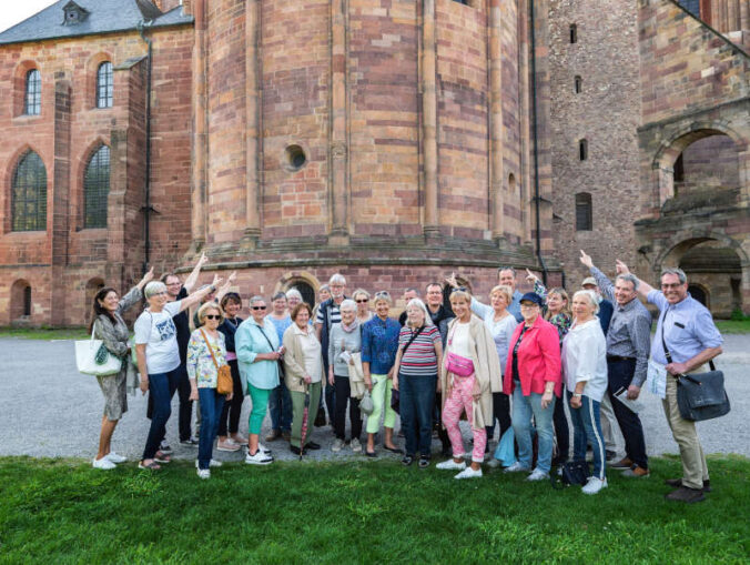 Die PWV-Gruppe vor den Patensteinen in der Apsis des Doms (Fotos: Klaus Landry)