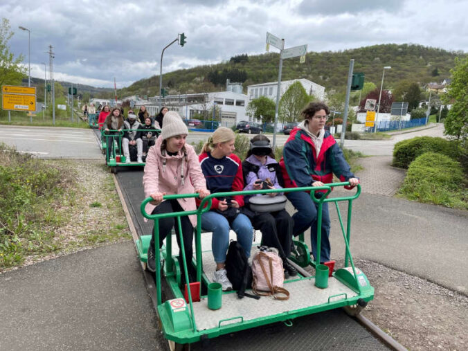 Studierende der Hochschule Kaiserslautsern bei einer Draisinenfahrt (Foto: Alexander Kleinschmidt)