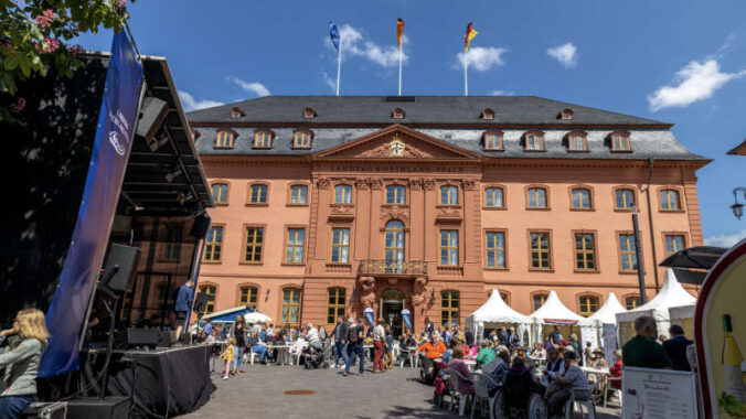 Ein buntes Programm rund um die Demokratie präsentiert der Landtag Rheinland-Pfalz am und im Deutschhaus am Rhein (Archivbild, Foto: Landtag Rheinland-Pfalz | Natascha Kähler)