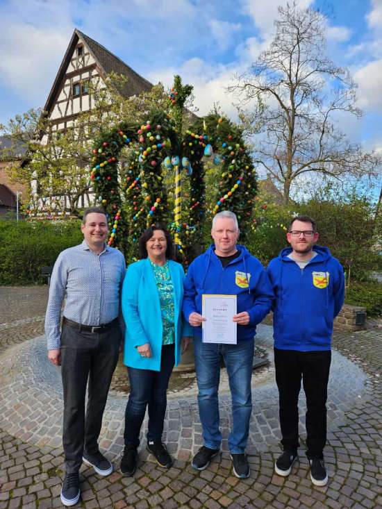 Beigeordneter Patrick Poss, Bürgermeisterin Ilona Volk, Modellflieger und achtfacher Deutscher Meister Markus Zolitsch sowie der Schriftführer der Flugmodellbaugruppe Schifferstadt-Assenheim e.V. Nico Felsmann. (Foto: Stadt Schifferstadt)