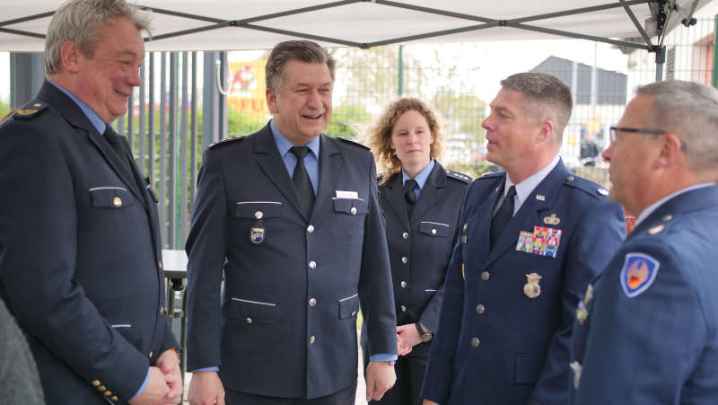 Hans Kästner (links) und Siegfried Ranzinger (zweiter von links) im Gespräch mit Vertretern der Streitkräfte. (Foto: Polizei RLP)